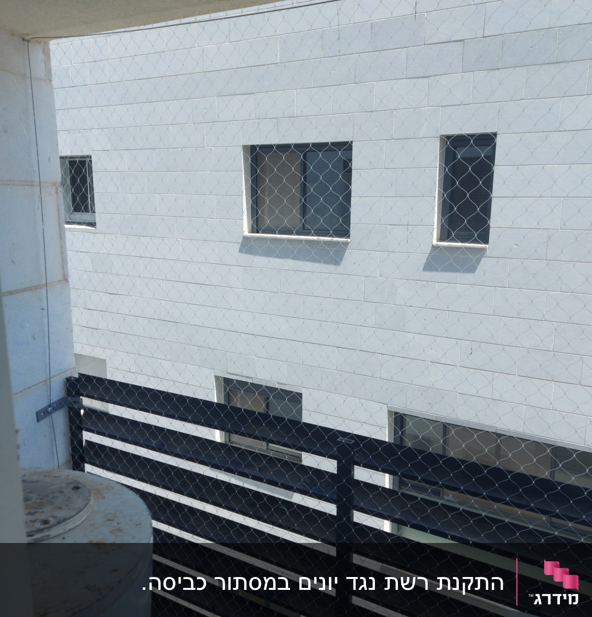 רשת מתוחה למניעת כניסת יונים במרפסת